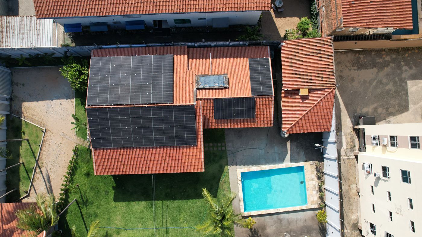 Instalação de energia solar residencial em Caucaia — vista aérea do telhado com placas da Dom Energy Solar