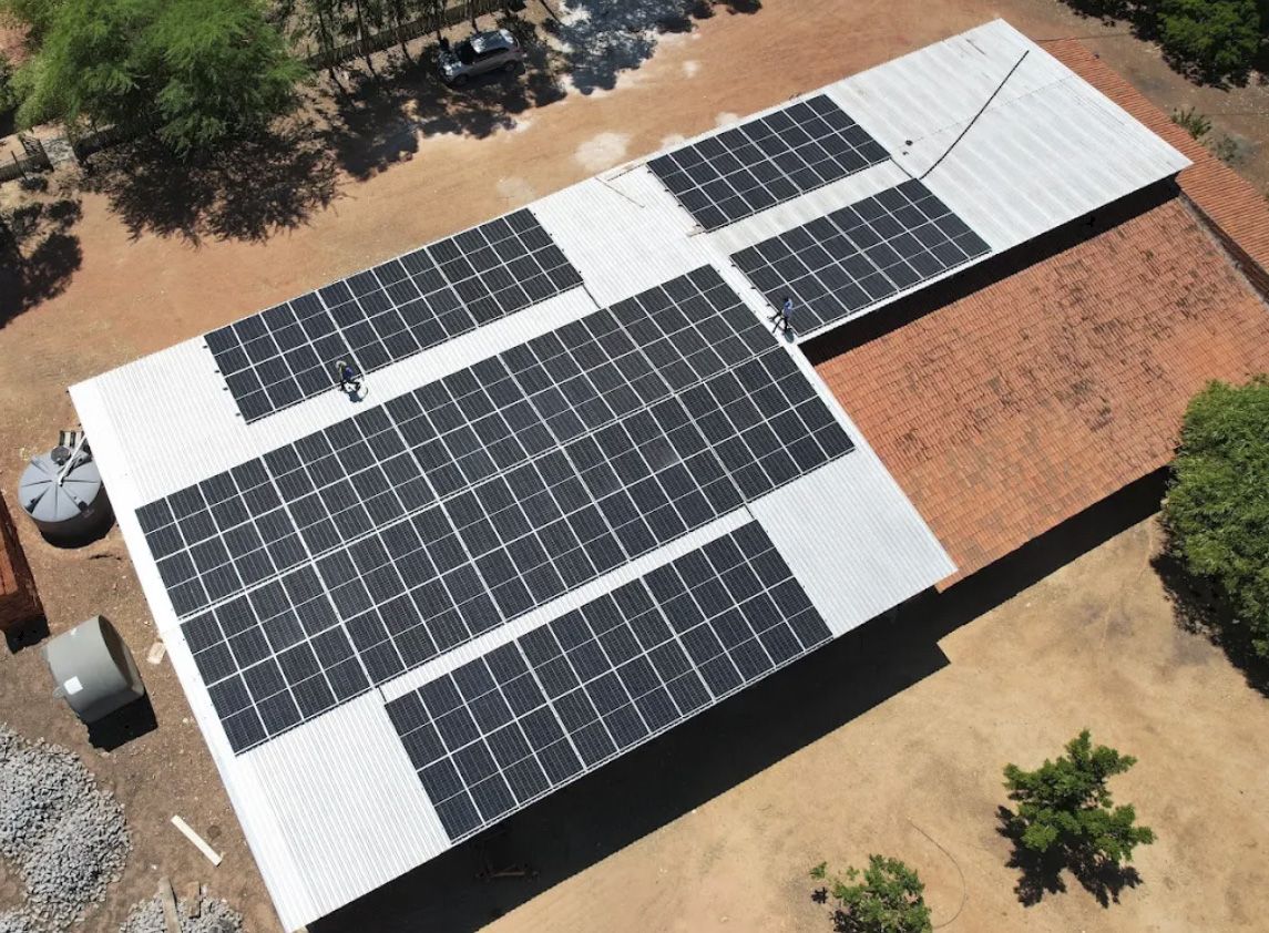 Sistema fotovoltaico de 90 kWp em telhado comercial instalado pela Dom Energy Solar