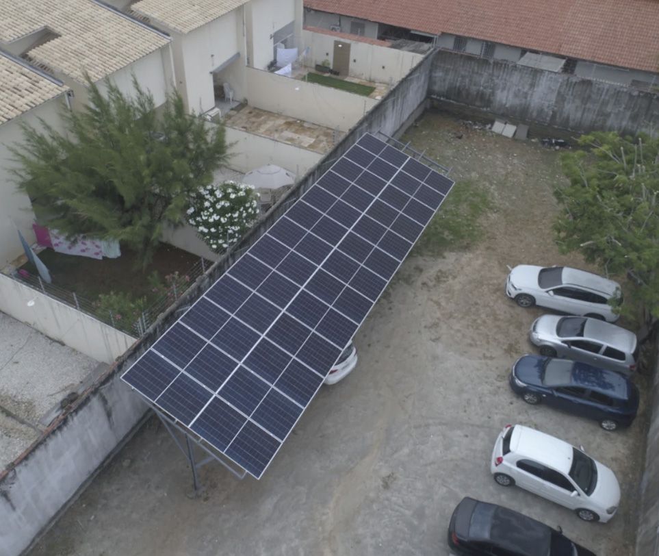 Usina solar em estrutura de estacionamento (carport) instalada pela Dom Energy Solar