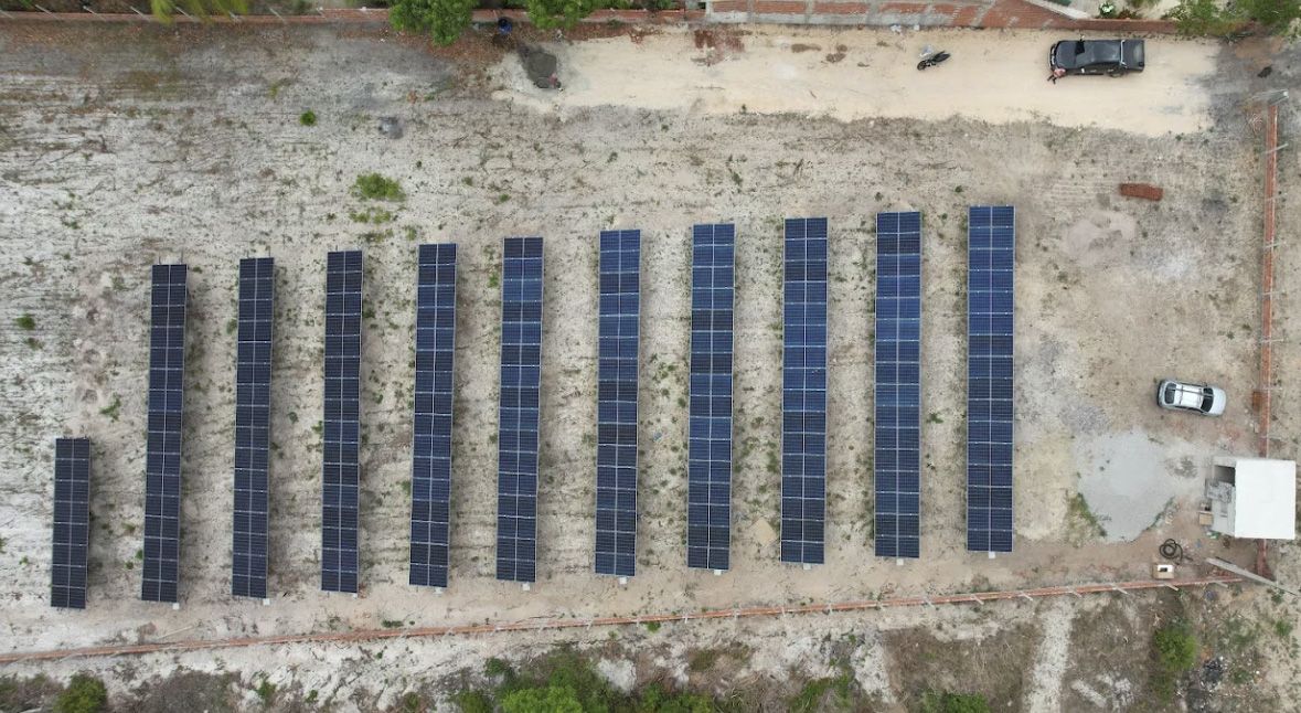 Usina solar de 100 kWp montada em solo pela Dom Energy Solar